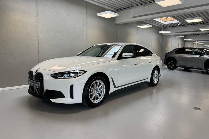 Hvid BMW i4 fra 2023