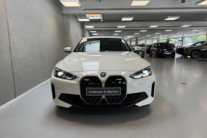 Hvid BMW i4 fra 2023