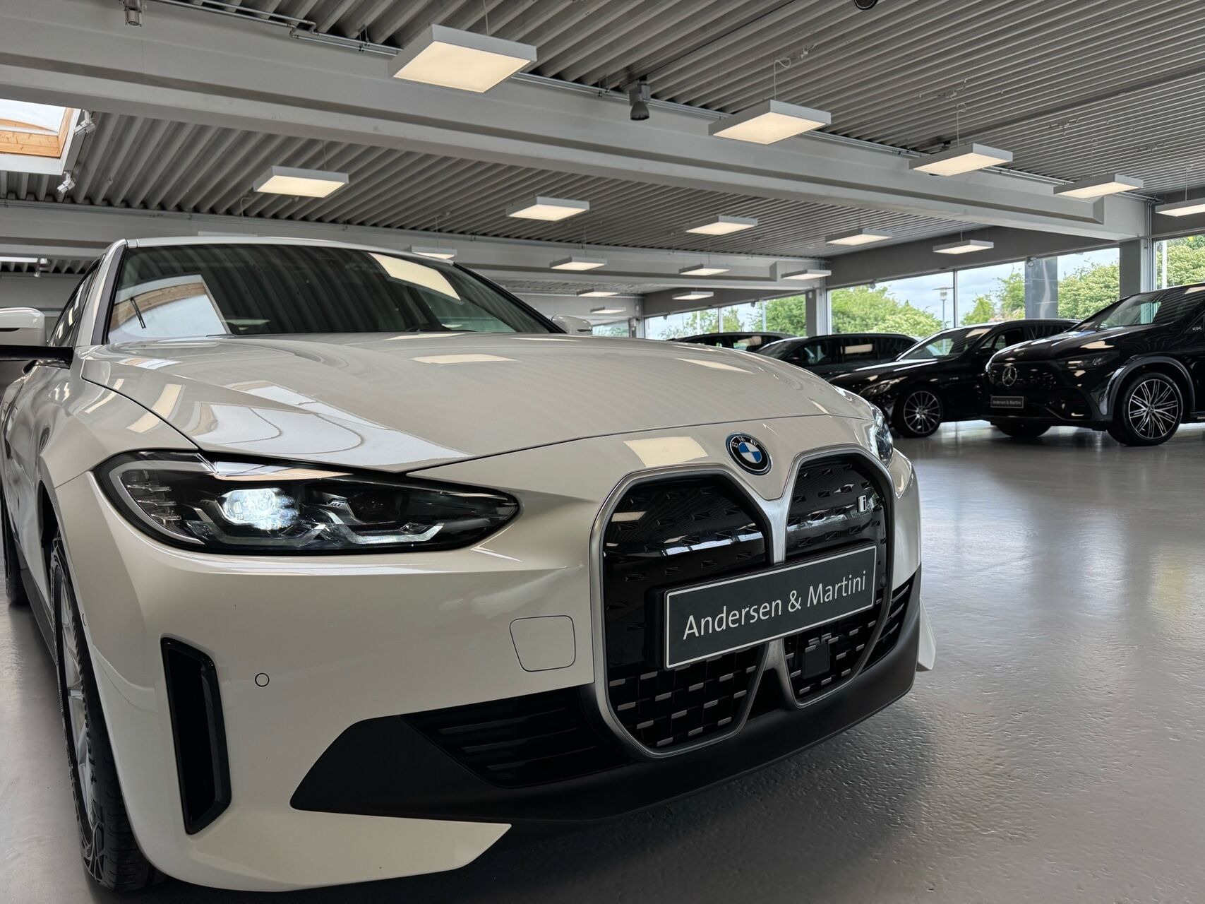 Hvid BMW i4 fra 2023