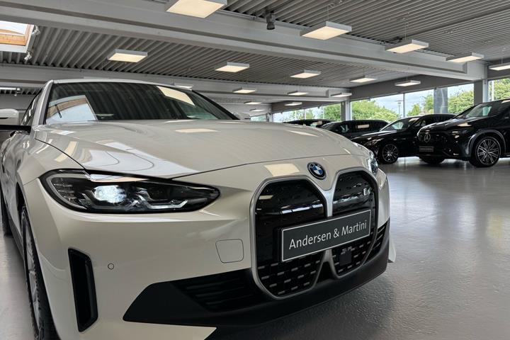 Hvid BMW i4 fra 2023