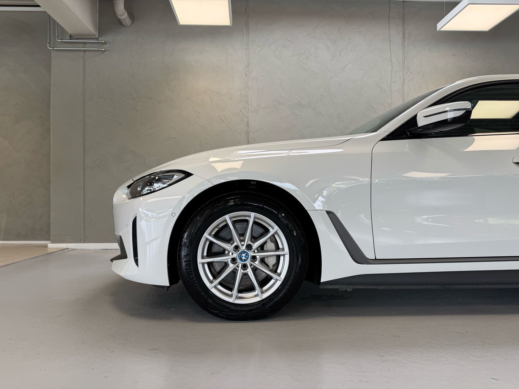 Hvid BMW i4 fra 2023