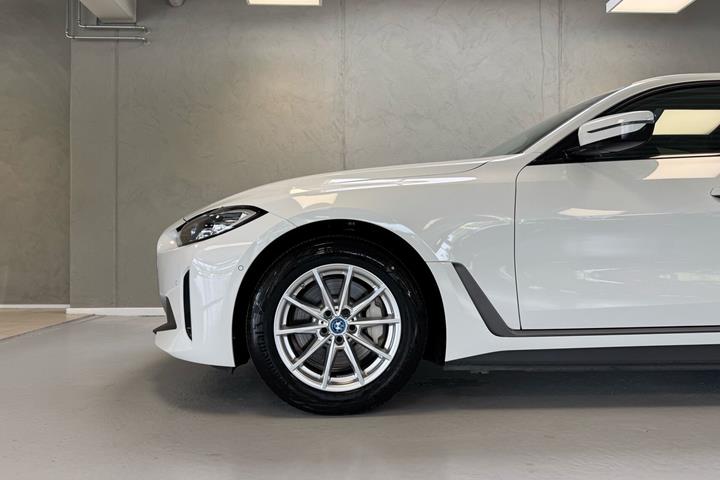 Hvid BMW i4 fra 2023
