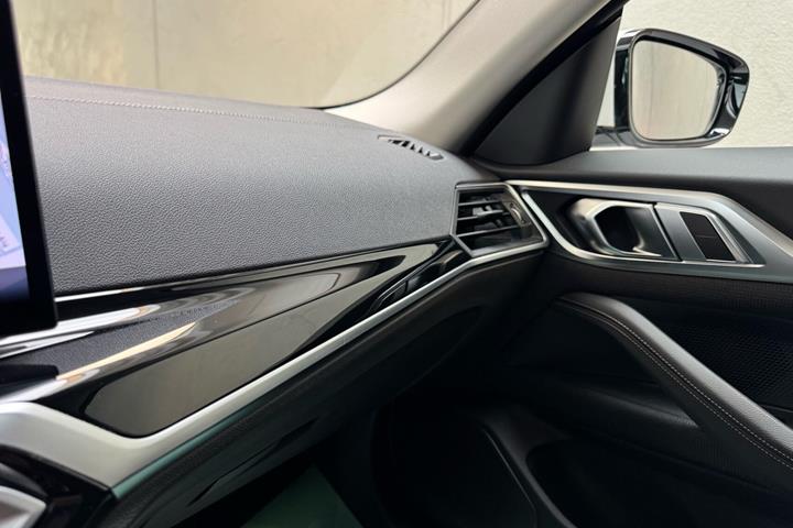 Hvid BMW i4 fra 2023