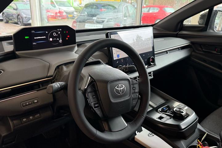 Sort Toyota BZ4X fra 2026