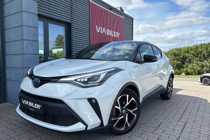 Hvid Toyota C-HR fra 2021 set udefra