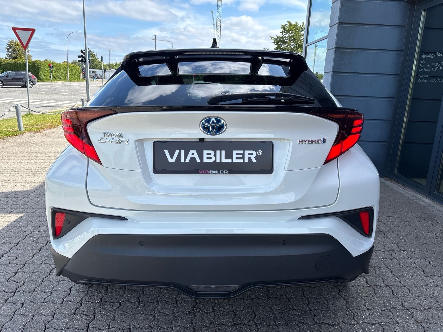 Hvid Toyota C-HR fra 2021