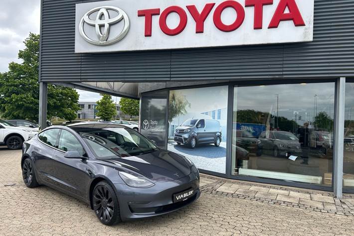 Grå Tesla Model 3 fra 2021