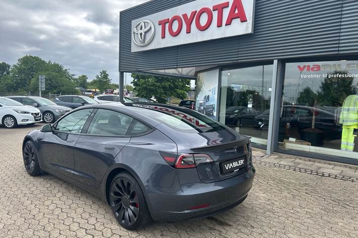 Grå Tesla Model 3 fra 2021