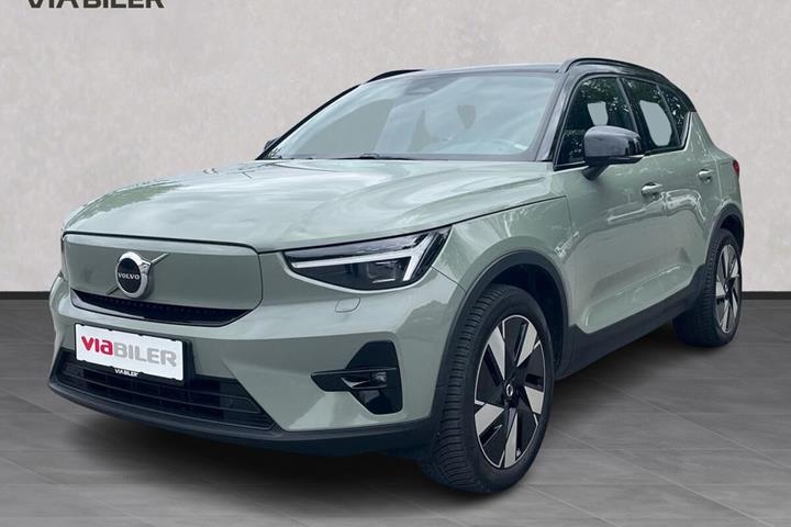 Grøn Volvo XC40 fra 2024 set udefra