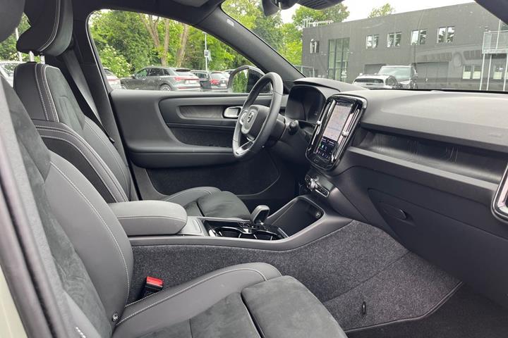 Grøn Volvo XC40 fra 2024