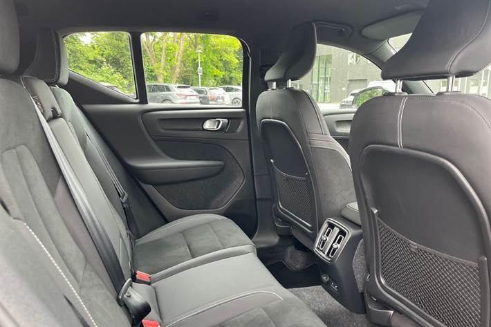 Grøn Volvo XC40 fra 2024