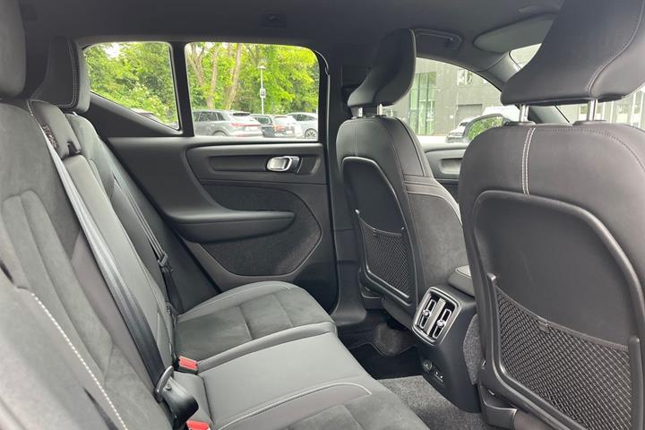 Grøn Volvo XC40 fra 2024