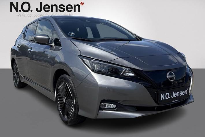 Sort Nissan Leaf fra 2023 set udefra