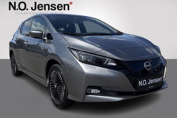 Sort Nissan Leaf fra 2023 set udefra
