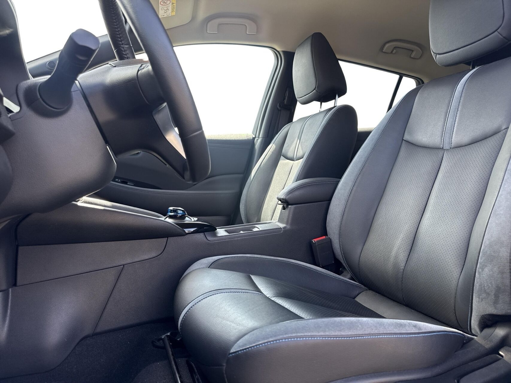 Sort Nissan Leaf fra 2023