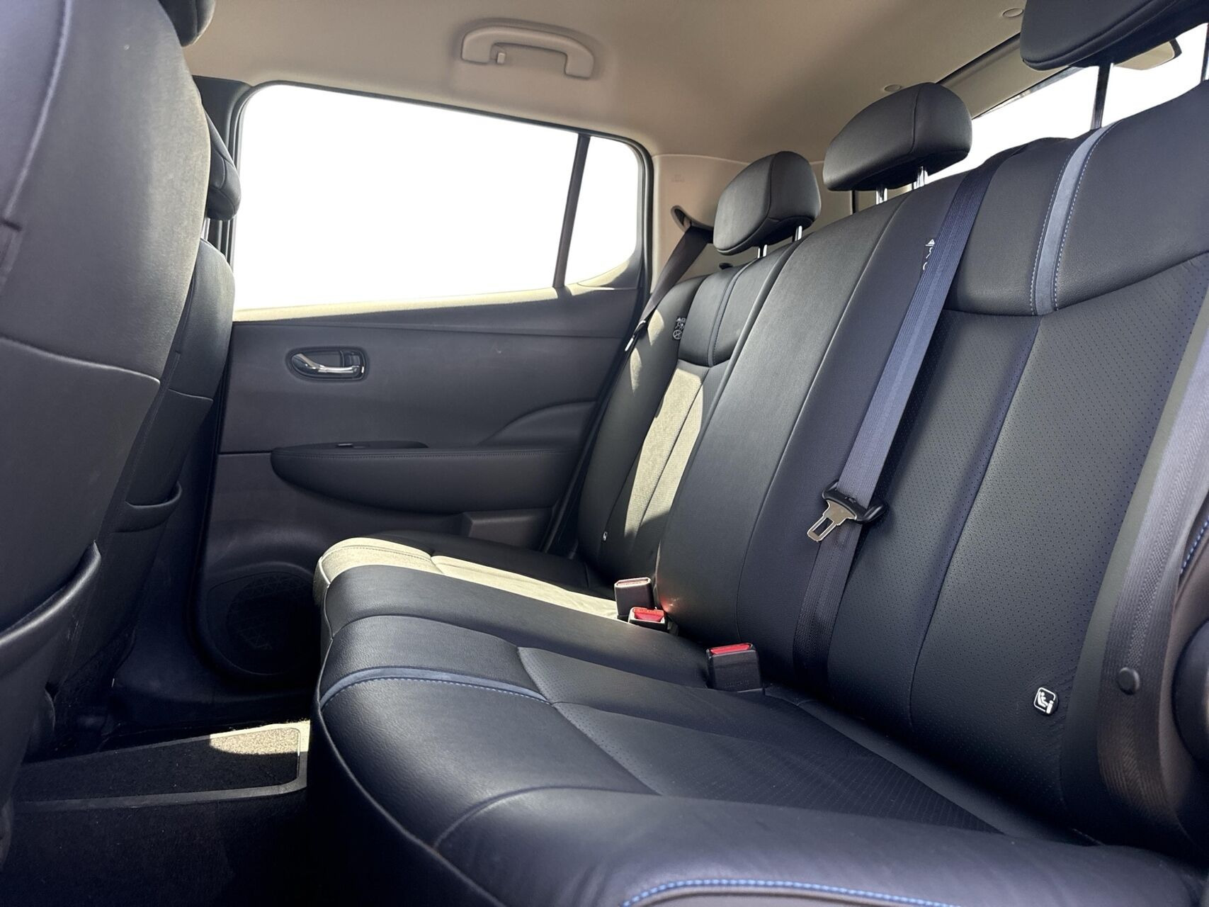 Sort Nissan Leaf fra 2023