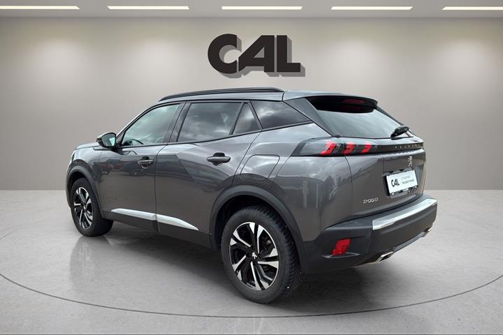 Grå Peugeot 2008 fra 2021