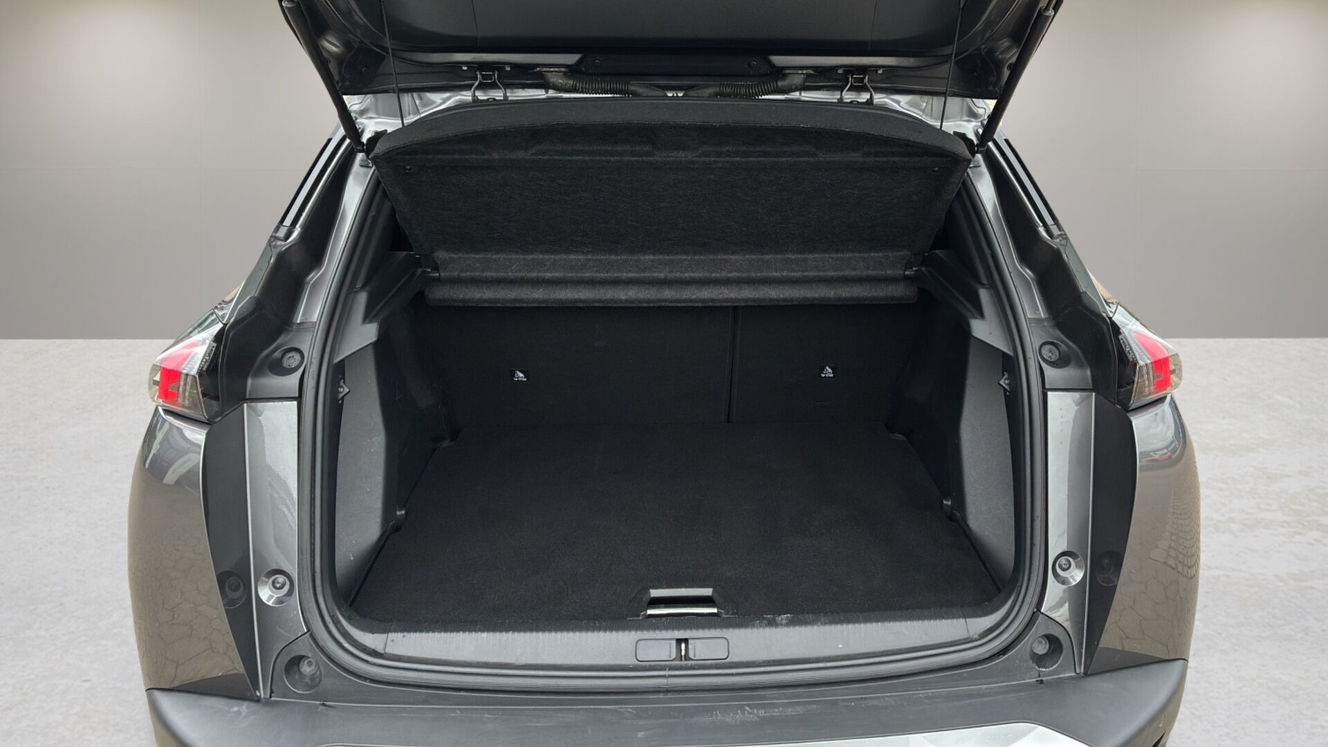 Grå Peugeot 2008 fra 2021