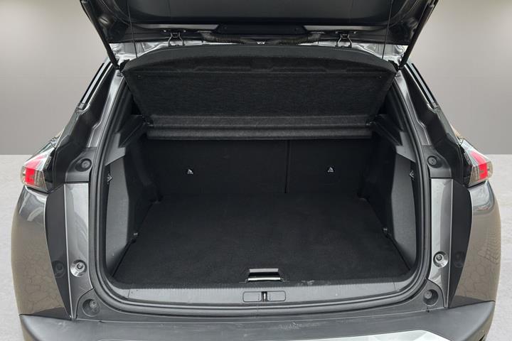 Grå Peugeot 2008 fra 2021