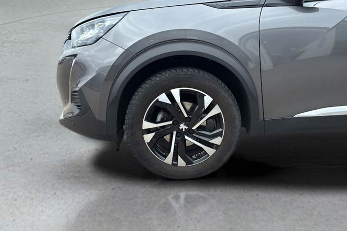 Grå Peugeot 2008 fra 2021