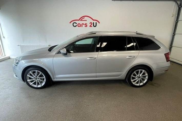 Grå Skoda Octavia fra 2019