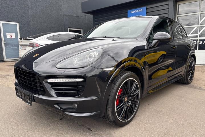 Sort Porsche Cayenne GTS fra 2013 set udefra