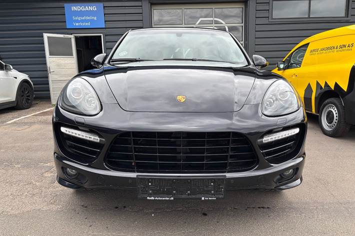 Sort Porsche Cayenne GTS fra 2013