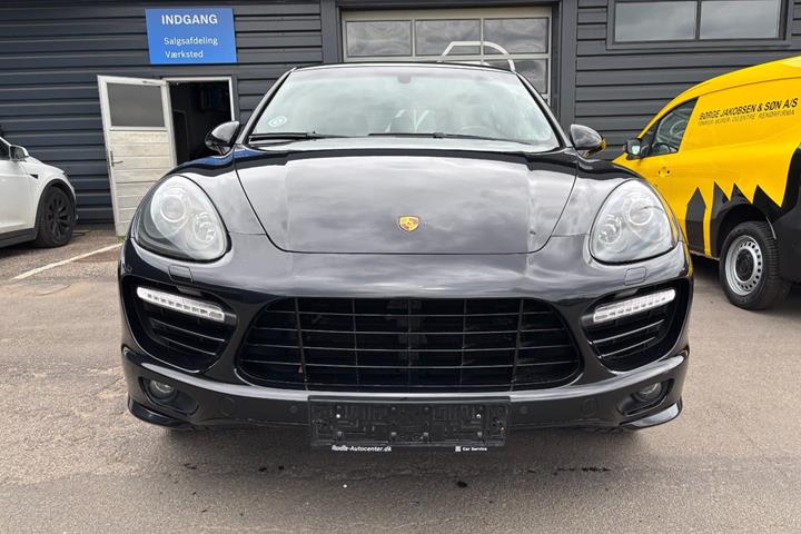 Sort Porsche Cayenne GTS fra 2013