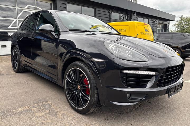 Sort Porsche Cayenne GTS fra 2013