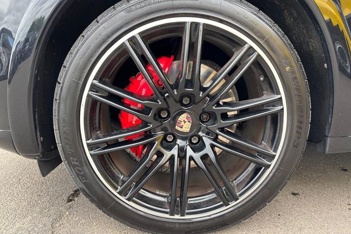 Sort Porsche Cayenne GTS fra 2013