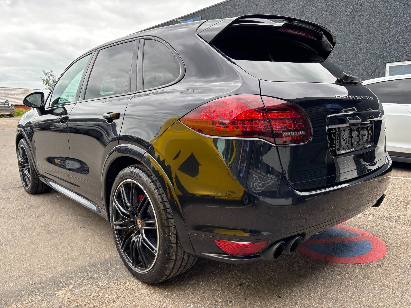 Sort Porsche Cayenne GTS fra 2013