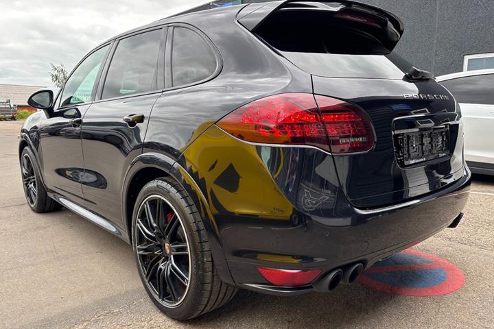 Sort Porsche Cayenne GTS fra 2013