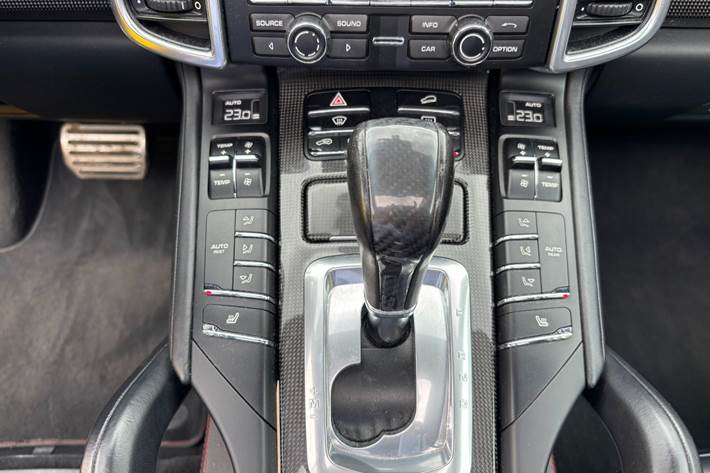 Sort Porsche Cayenne GTS fra 2013