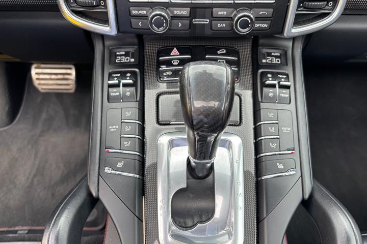Sort Porsche Cayenne GTS fra 2013