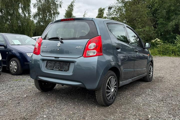 Grå Suzuki Alto fra 2009
