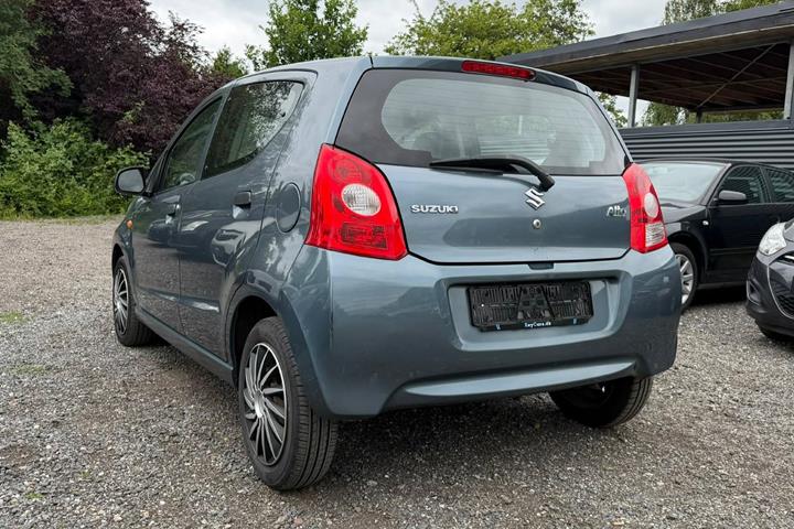 Grå Suzuki Alto fra 2009