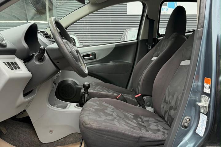 Grå Suzuki Alto fra 2009
