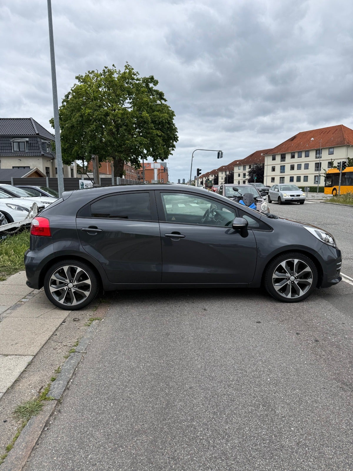 Grå Kia Rio fra 2016