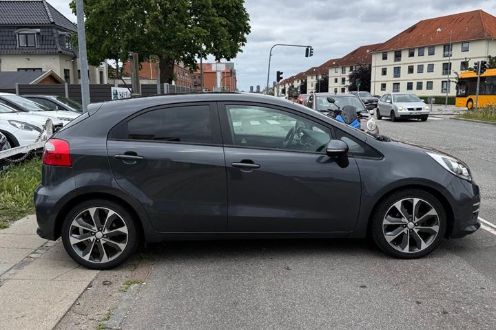 Grå Kia Rio fra 2016