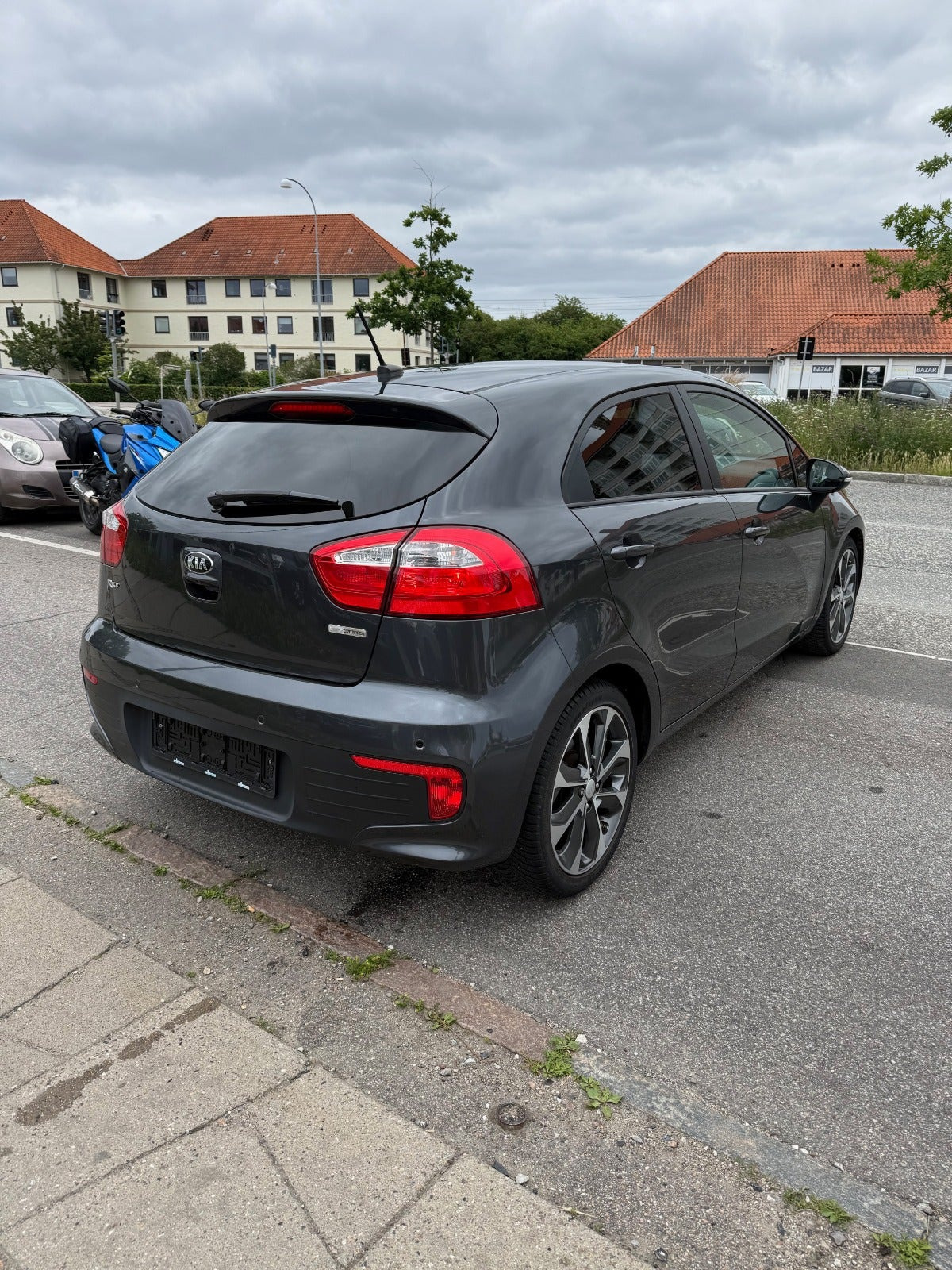 Grå Kia Rio fra 2016