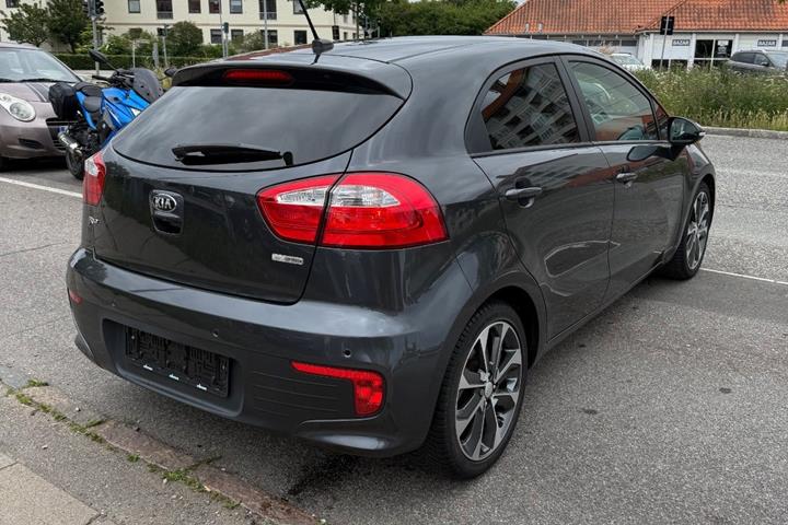 Grå Kia Rio fra 2016