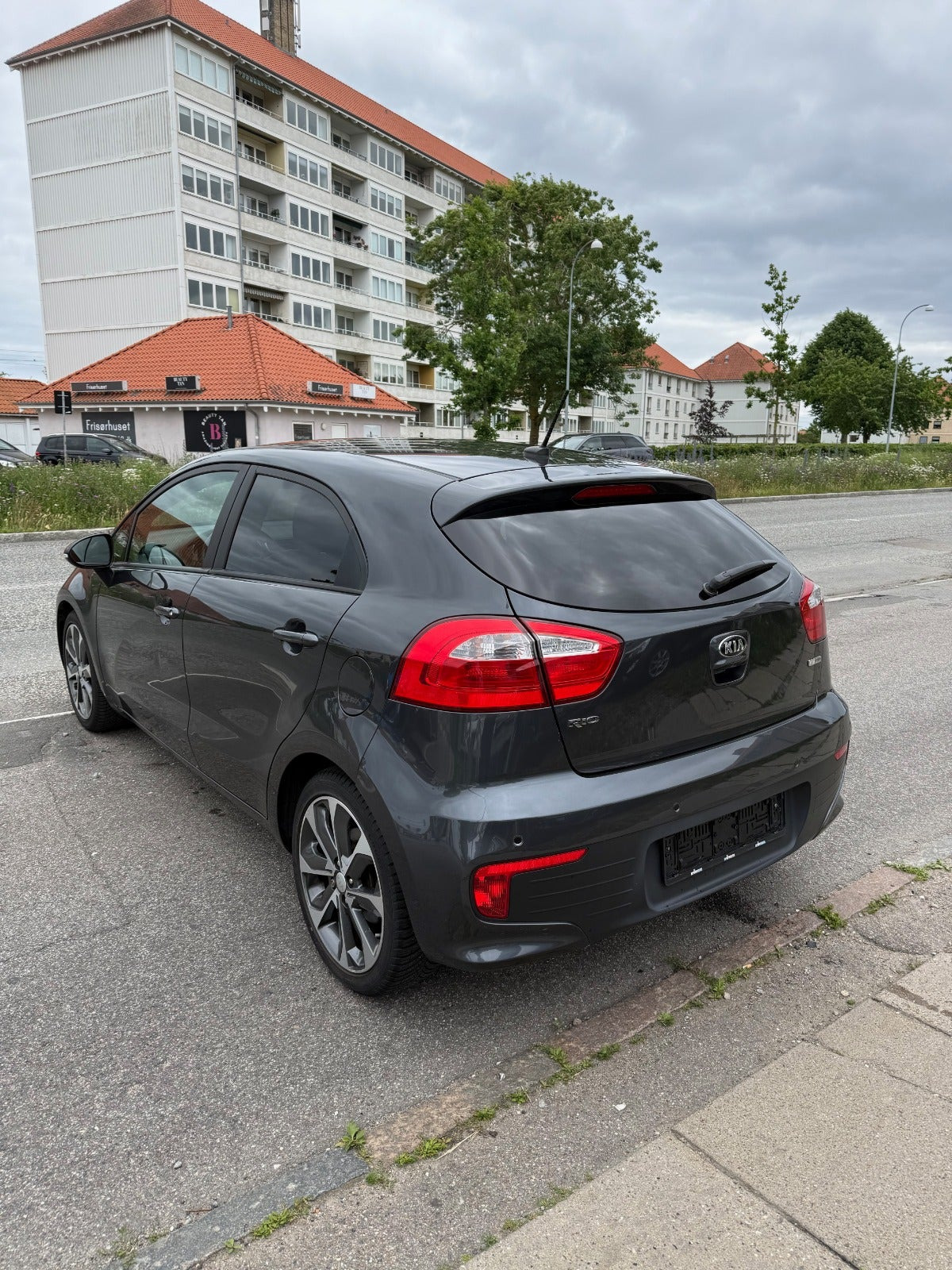 Grå Kia Rio fra 2016