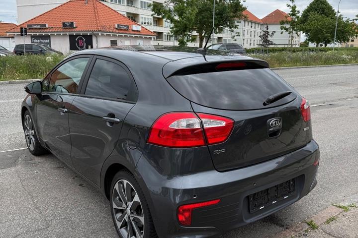 Grå Kia Rio fra 2016