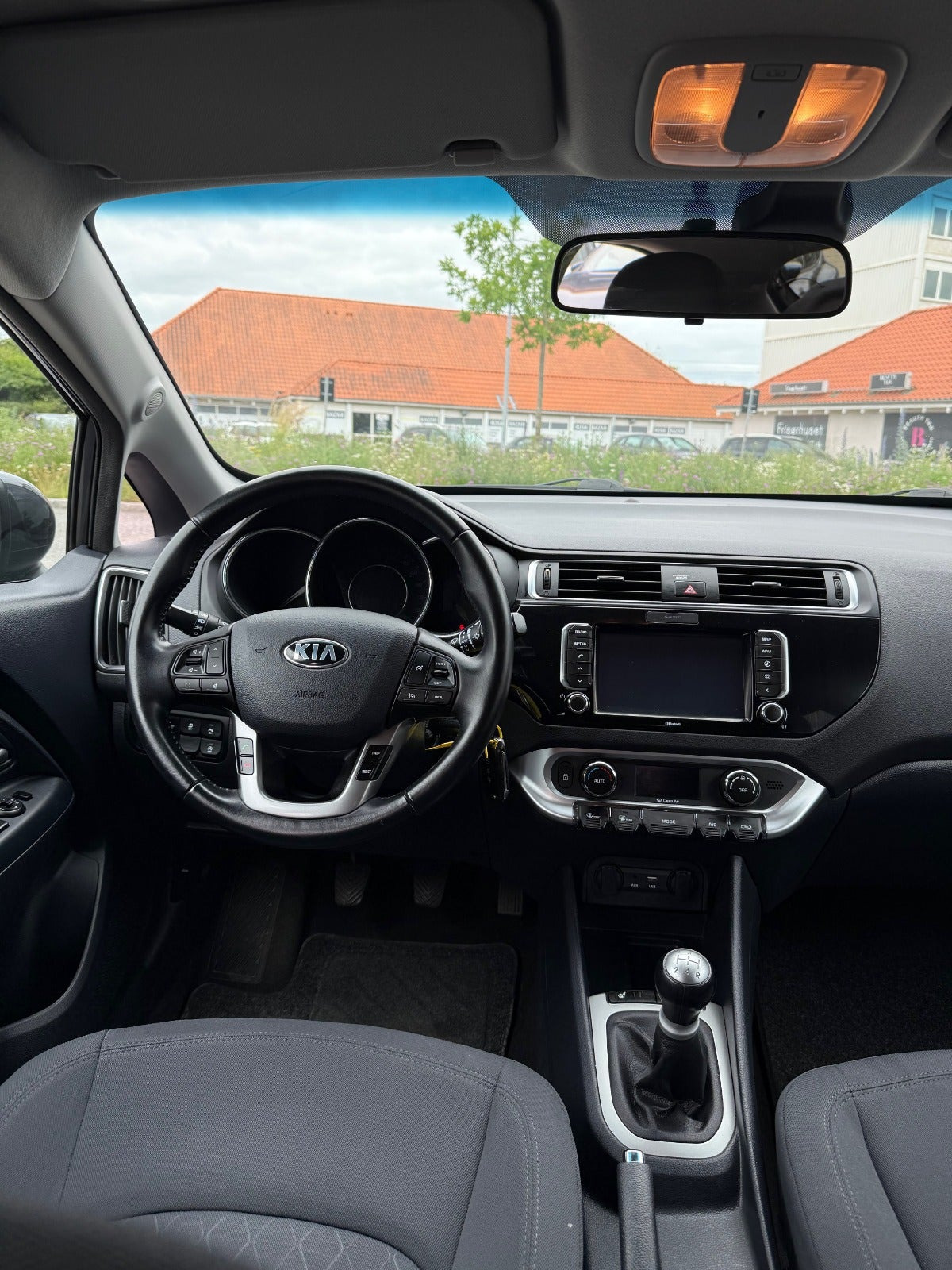 Grå Kia Rio fra 2016