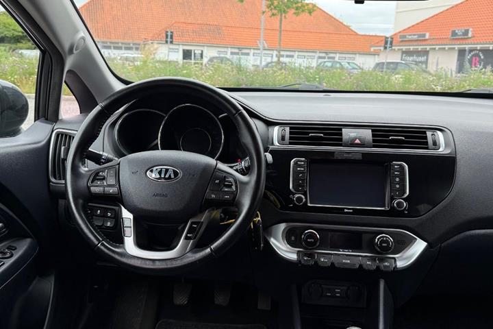 Grå Kia Rio fra 2016