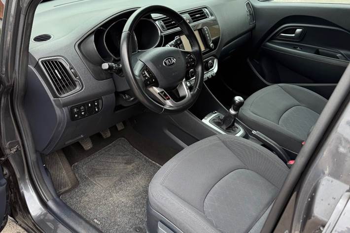 Grå Kia Rio fra 2016