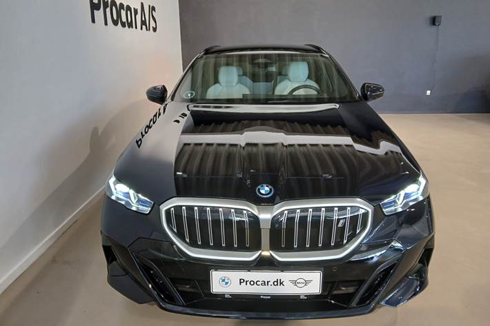 Sort BMW i5 fra 2025