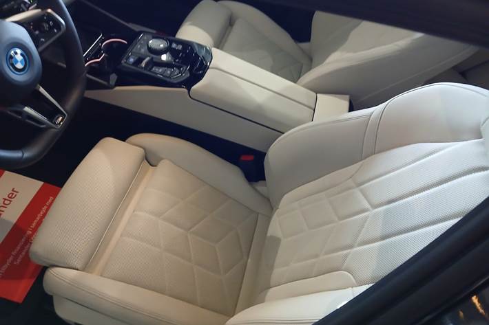 Sort BMW i5 fra 2025