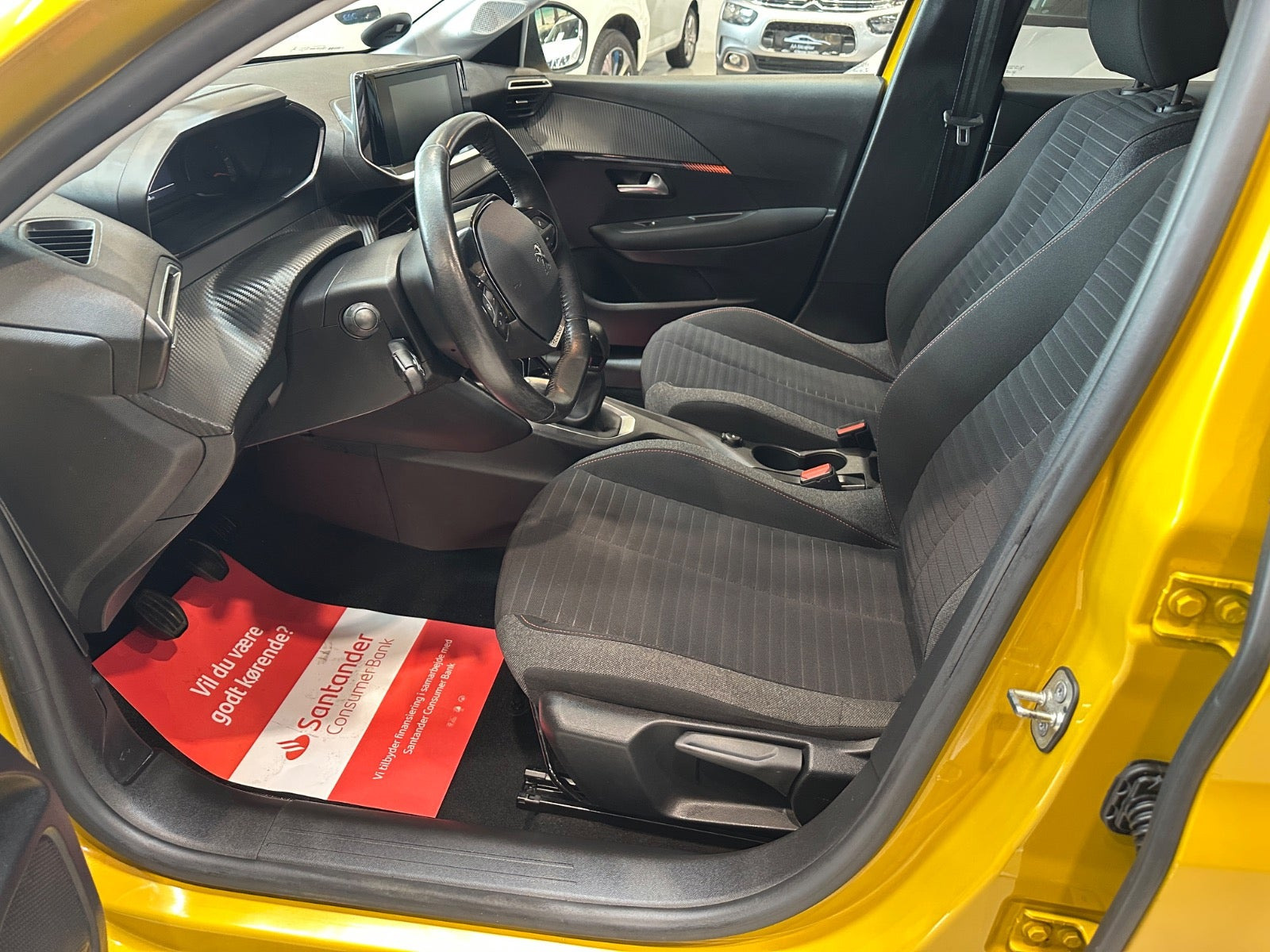 Gul Peugeot 208 fra 2021