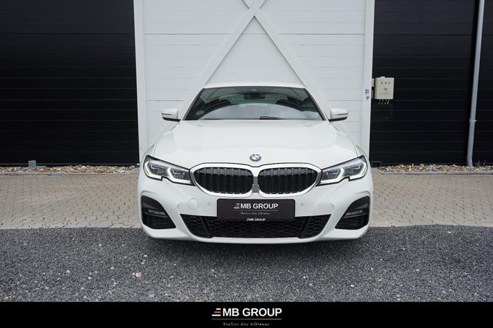 Hvid BMW 330i fra 2019